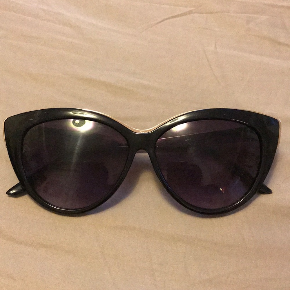 Cat flicked sun glasses